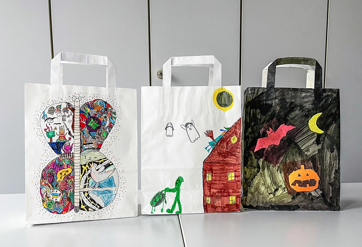 Drei kunstvolle Tüten