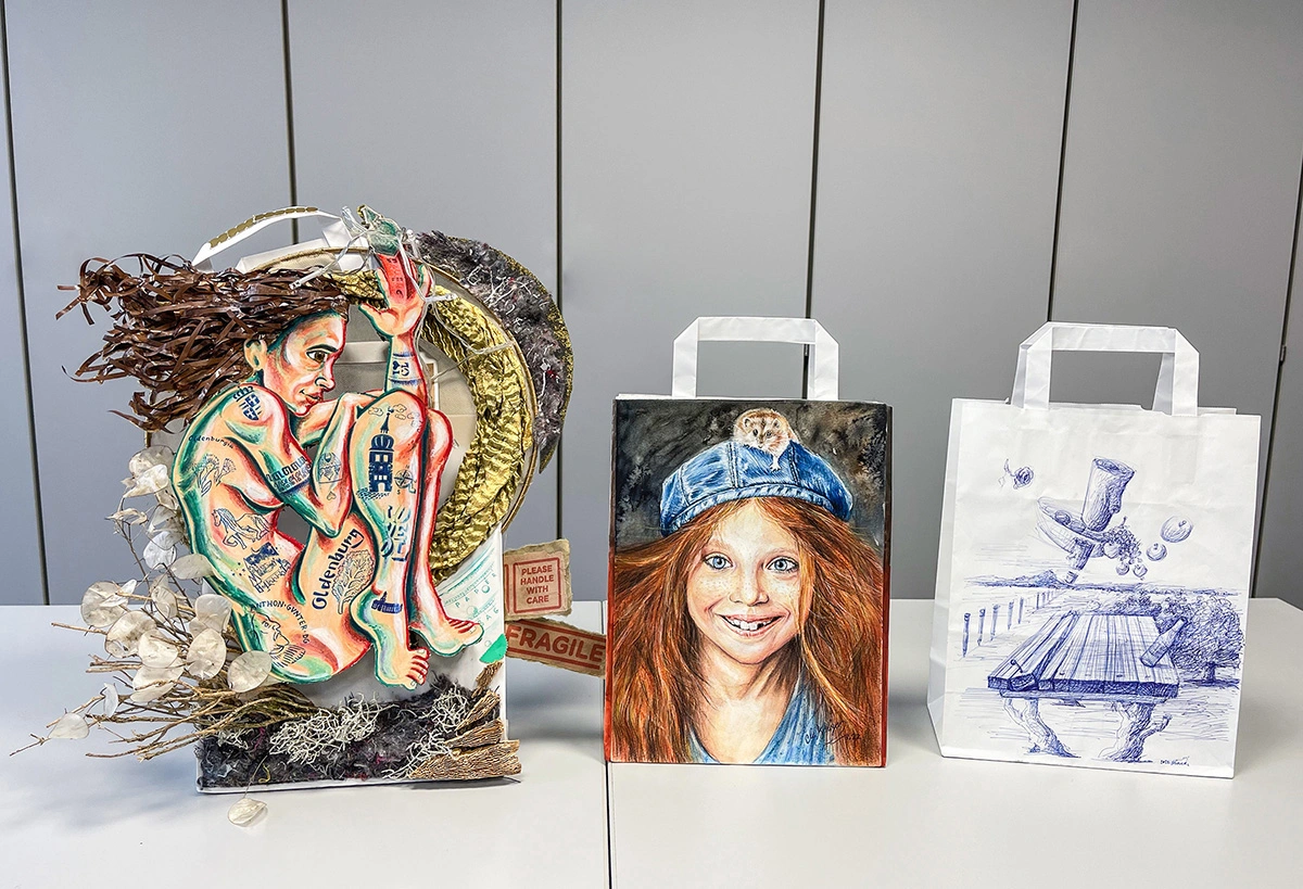 Drei kunstvolle Tüten