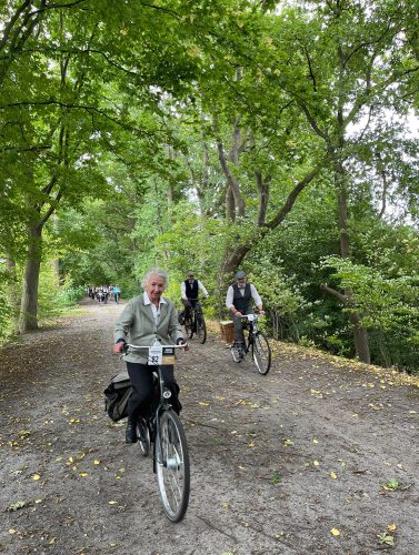 Die Tweed Run-Teilnehmer radeln durchs Grün am Kanal