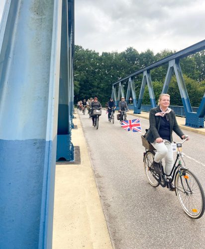 Tweed Run-Teilnehmerin mit Britischer Flagge
