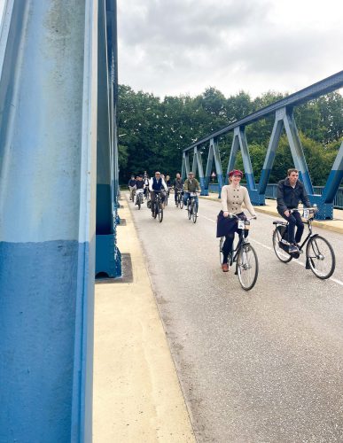 Küstenkanalbrücke mit weiteren Fahrradfahrern des Tweed Runs 2025