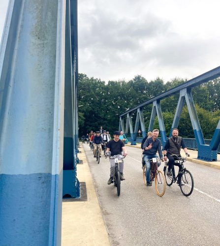 Tweed Run-Teilnehmer fahren über Brücke des Küstenkanals