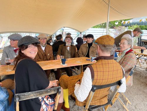 Tweed Runner am Tisch sitzend während der Pause mit Brause im Gleispark