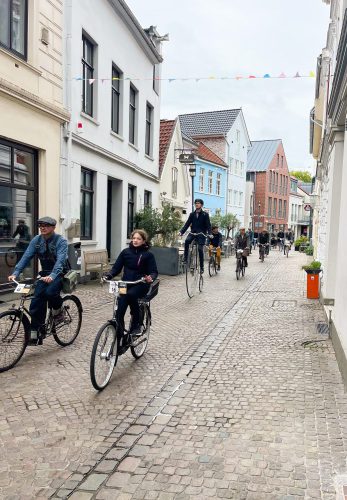 Gruppe von Fahrradfahrern in der Oldenburger Innenstadt während des Tweed Runs 2025