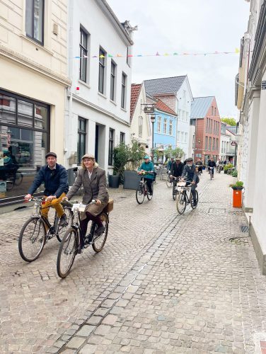 Die britsch-traditionell gekleideten Tweed Run-Teilnehmer auf Ihren Fahrrädern in der Oldenburger Innenstadt