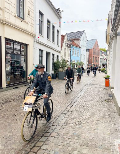 Gruppe von Fahrradfahrern in der Oldenburger Innenstadt in der Burgstraße während des Tweed Runs 2025