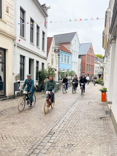 Die Burgstraße als Kulisse für die Tweed Run-Teilnehmenden