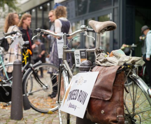 Lederne Satteltasche seitlich am Gepäcktrager