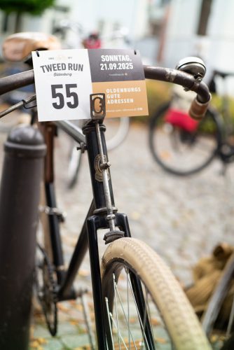 Ein Starterschild am Lenkrad zeigt, dass Halter Teilnehmer des Tweed Runs 2025 ist
