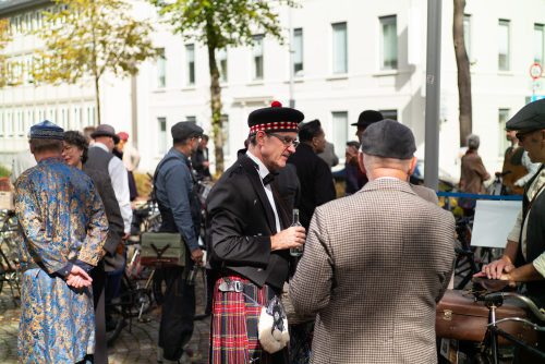 Auch schottische Traditionskleidung ist beim Tweed Run 2025 vertreten