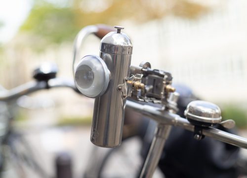 Ein restaurierte Öllampe als Vorderlicht eines Fahrrads