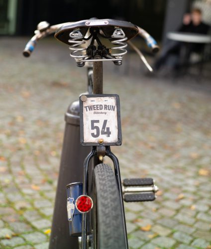 Ein historisches Rennrad ohne Schutzbleche und Pipapo