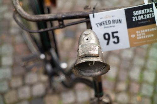 Vorderlampe am historischen Fahrrad beim Start