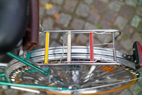 Einen solchen Gepäckträger kennen die jungen Leute gar nicht mehr - Farben, die an die 70er und 80er erinnern