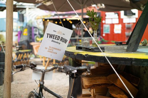 Tweed-Run-Handschild an Vorderlampe eines historischen Fahrrads