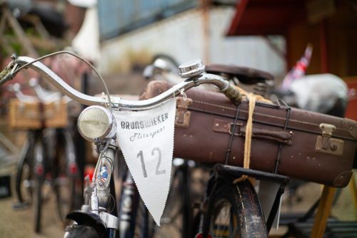 Traditioneller Wimpel an Fahrradlenker