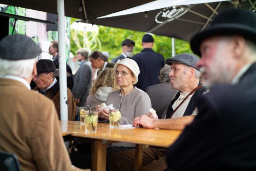 Gefüllte Pausen mit Brause-Tische zeigen die rege Beteiligung am Tweed-Run 2025