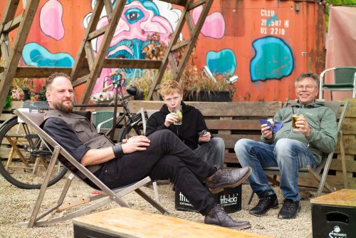 Pause mit Brause im Gleispark mit für den Strand typischen Liegestühlen