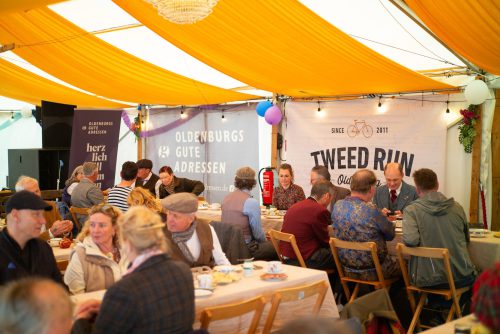 Gute Unterhaltung an den Tischen im Ziel-Zelt des Tweed Runs 2025