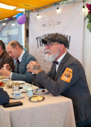 Auch Helfer und Organisatoren stärken sich im Ziel mit Kulinarischem