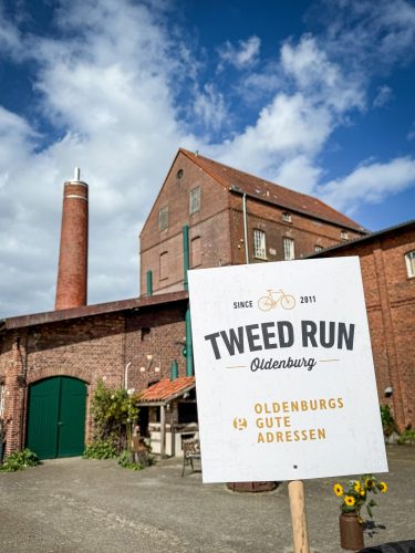 Das Tweed-Run-Schild begrüßt die Teilnehmer an der Alten Brennerei Hilbers