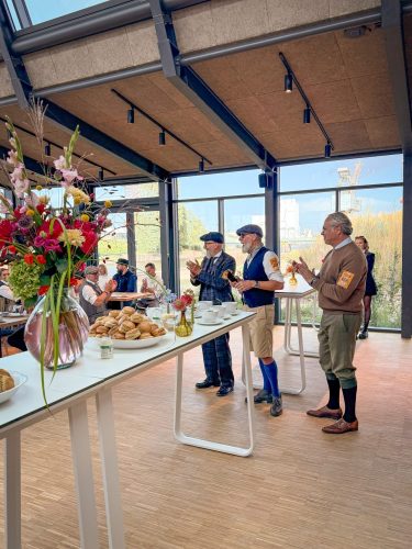 Die Organisatoren heißen die Teilnehmer im Ziel – der Krantine – bei Scones und Tee willkommen