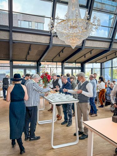 Tweed Runner stehen zur Tea Time am Buffet unter dem Kronleuchter der Krantine