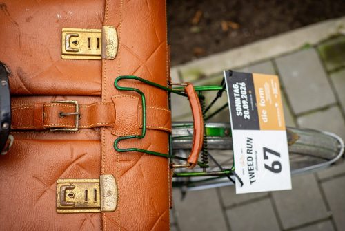 Stilecht unterwegs: Ledertasche auf dem Gepäckträger und Starternummer 67