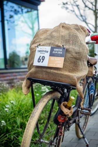 Jutesack statt Satteltasche: Starternummer 69 am Gepäckträger