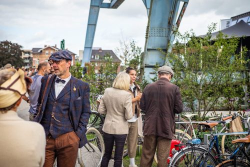 Letzte Gespräche vor dem Start am Oldenburger Hafen – Tweed Runner in Anzug, Weste und Schiebermütze