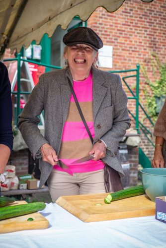 Gute Laune beim Gurkenschneiden – die Sandwiches für die Pause werden frisch zubereitet