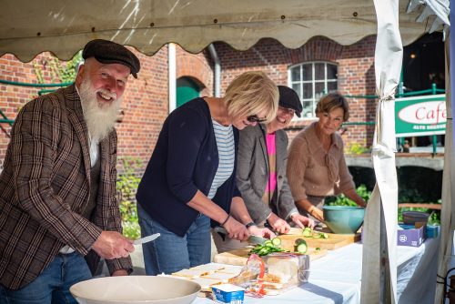 Stärkung zur Halbzeit: frisch zubereitete Gurkensandwiches an der Alten Brennerei Hilbers