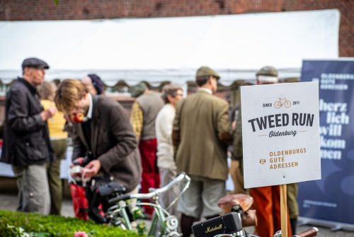Ankunft an der Alten Brennerei Hilbers: Tweed Runner stellen ihre Räder am Begrüßungszelt ab