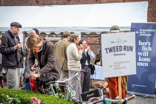 Herzlich willkommen zur Halbzeit – Tweed Runner mit ihren Rädern am Pavillon der Alten Brennerei Hilbers