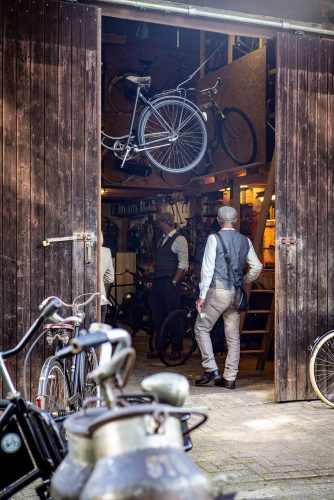 Heikos Fahrradwerkstatt öffnet ihre Tore – historische Räder hängen an Wänden und Decke