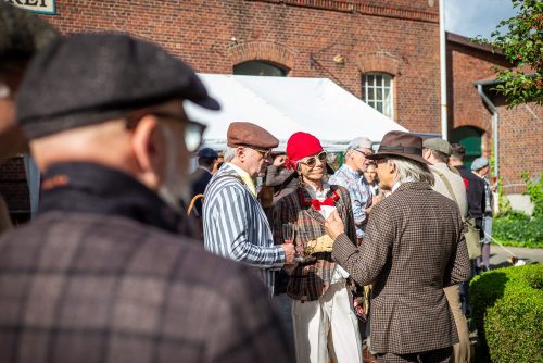 Reger Austausch unter Tweed Runnern vor der Alten Brennerei Hilbers