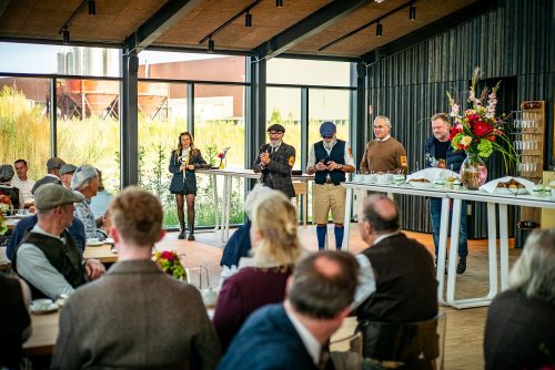 Begrüßung zur Tea Time: Die Tweed Runner lauschen einer kurzen Ansprache in der Krantine