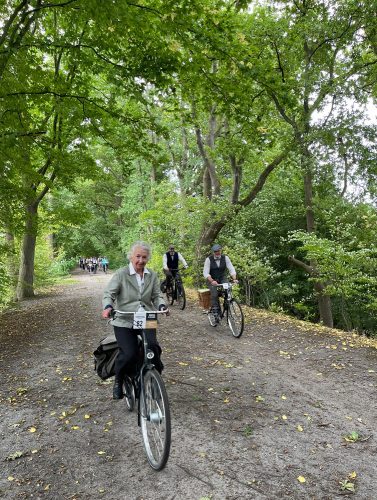 Die Tweed-Run-Teilnehmer-Nummern sind deutlich auf dem am Lenker befästigten Karten zu erkennen