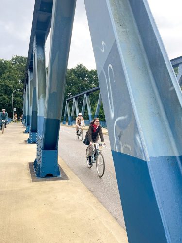 Die Küstenkanalbrücke ist auch seitlich per Fahrrad befahrbar