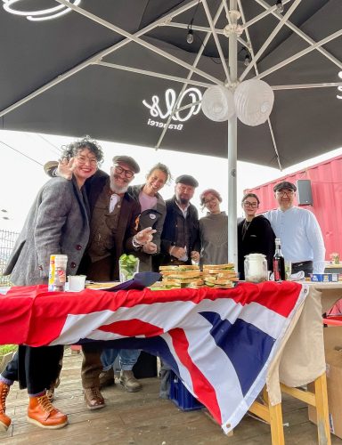 Tweed-Run-Helfer an der Butterbrot-Station