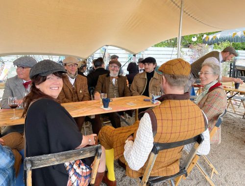 Pausierende Tweed Runner am Tisch sitzend