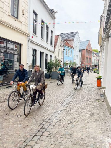 Die britsch-traditionell gekleideten Tweed-Run-Teilnehmer auf Ihren Fahrrädern in der Oldenburger Innenstadt