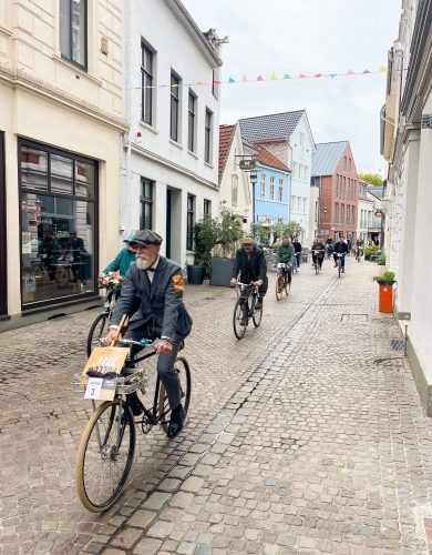 Gruppe von Fahrradfahrern in der Oldenburger Innenstadt während des Tweed Runs 2025