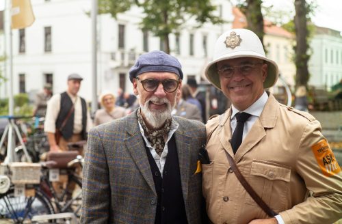 Stolze Tweed-Run-Teilnehmer zeigen Ihr Köstüm