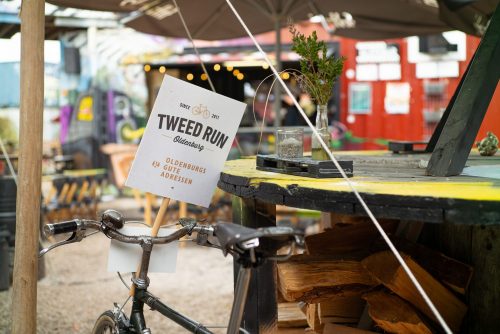 Tweed-Run-Handschild an Vorderlampe eines traditionellen Fahrrads geklemmt